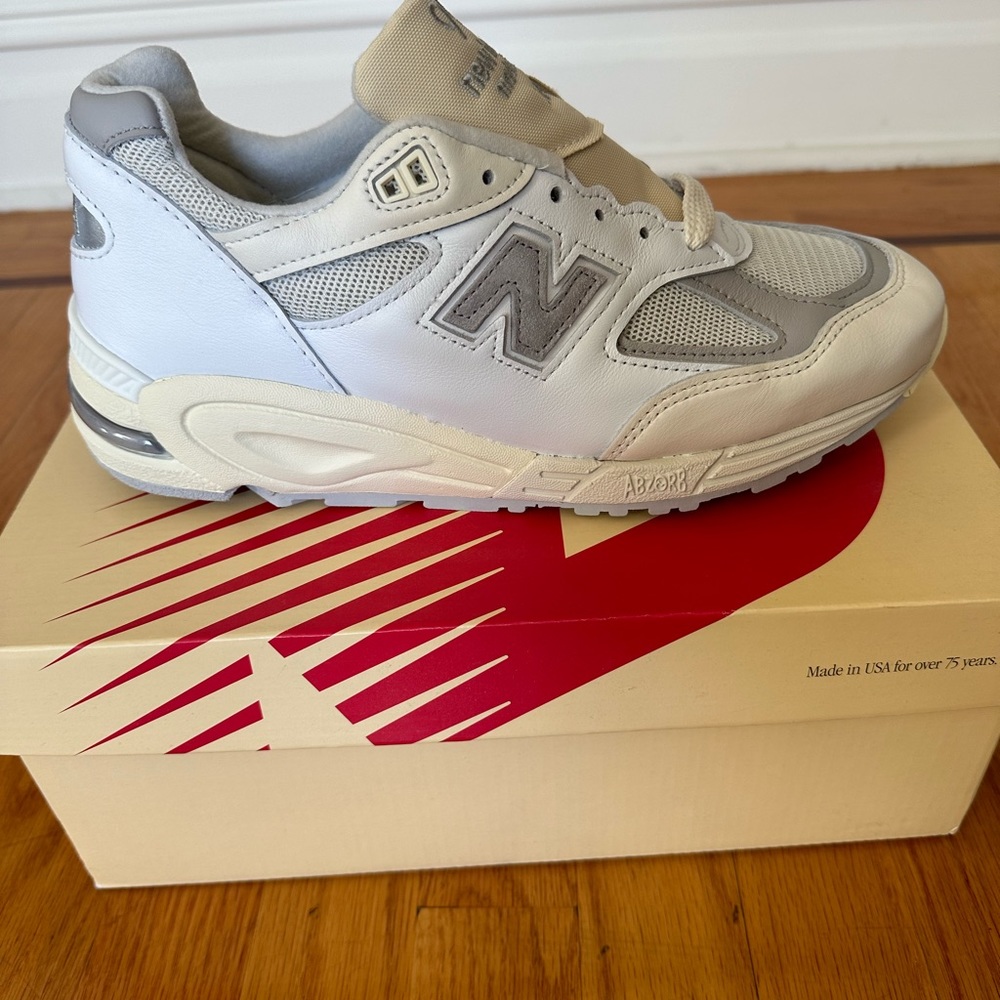 990 New Balance Men’s 8/Women’s 10. NWT white and Grey